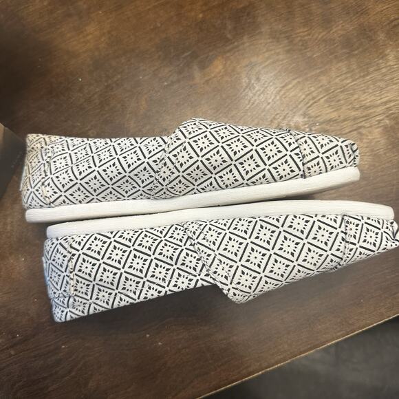 Toms Women's 6 White Round Toe Low Top Flat Comfort Slip On Loafers Shoes - Picture 6 of 6